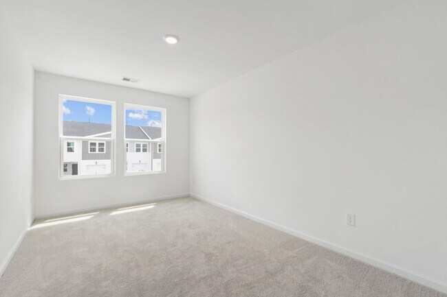 Building Photo - Updated 3BR Townhome with Pool and Spaciou...