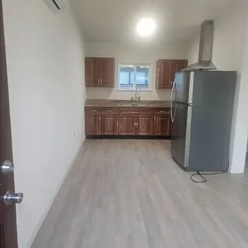 Primary Photo - 1 Rose St