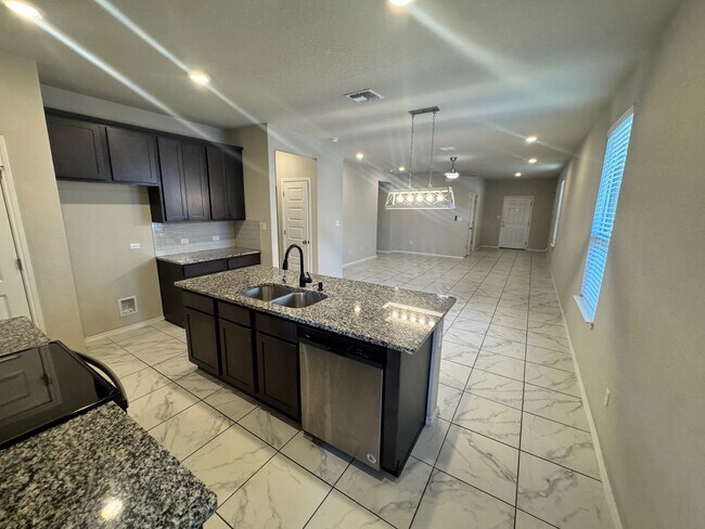 Building Photo - Move-In Ready Modern 4-Bedroom 2 Bath Home...