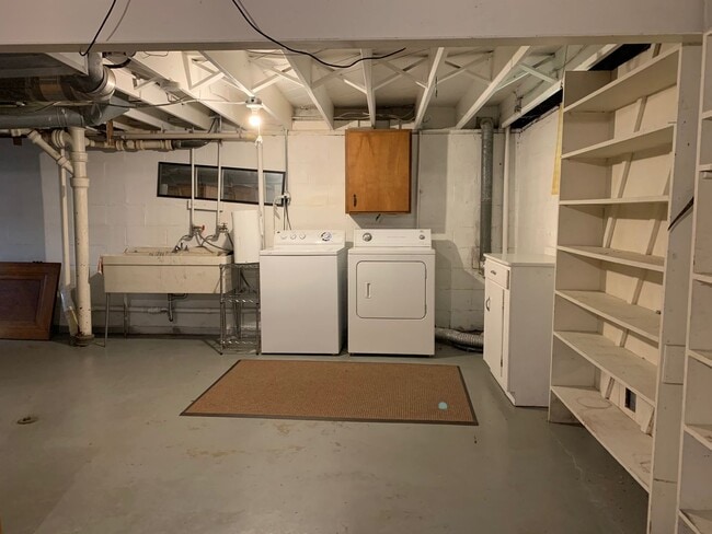 Building Photo - 4-Bed Single Family Home Available Now