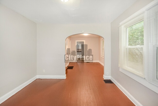 Building Photo - 925 N Gladstone Ave