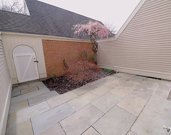 Building Photo - 14 Sedgewick Village Ln