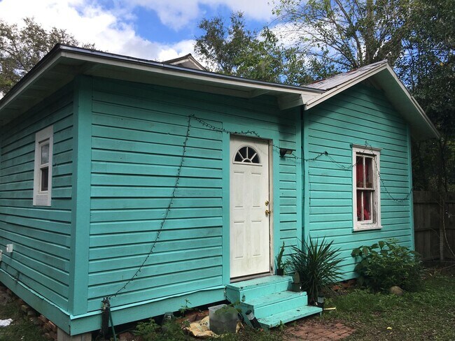 Building Photo - Large 4 Bedroom, 2 Bathroom House