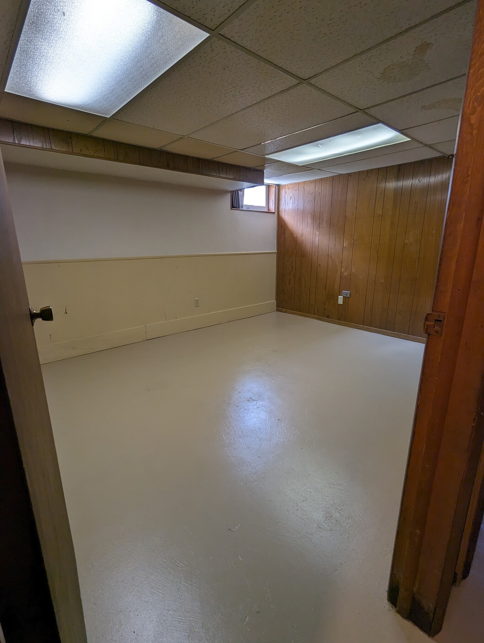 Basement den - 1305 Oxford St