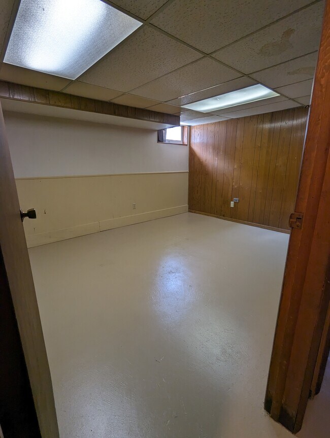 Basement den - 1305 Oxford St