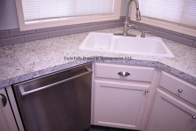 Building Photo - 2010 Carlis Cove