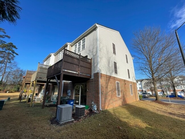 Building Photo - Brook Forest Townhome