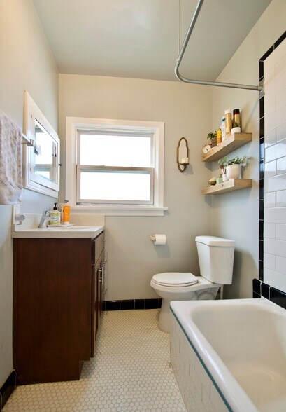 hall bathroom - 4770 Bancroft St