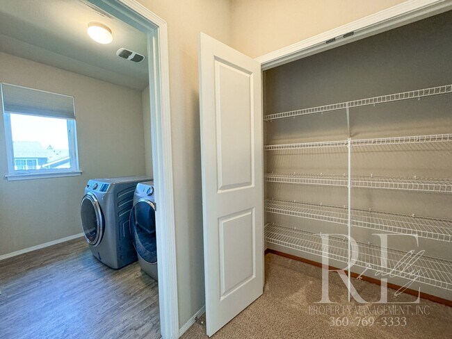 Building Photo - Modern End-Unit Townhome with Private Fenced Yard, Gourmet Kitchen & Spacious Layout