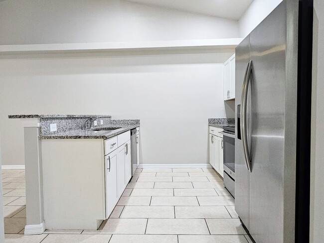 Building Photo - Like New  3 bedroom, 2bath 1 car garage