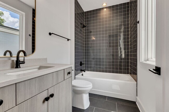 Building Photo - Stunning Salemtown Townhome With Fenced In Yard