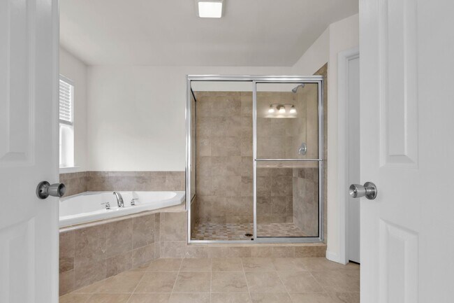 Building Photo - 3 bedroom Townhouse