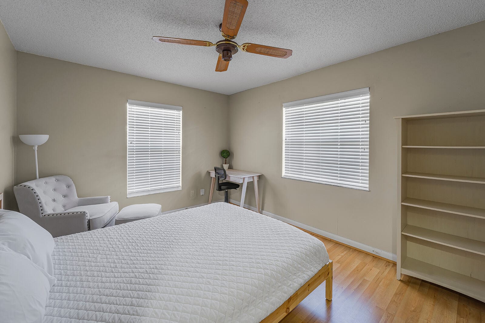 Building Photo - 784 E Fairbairn Dr