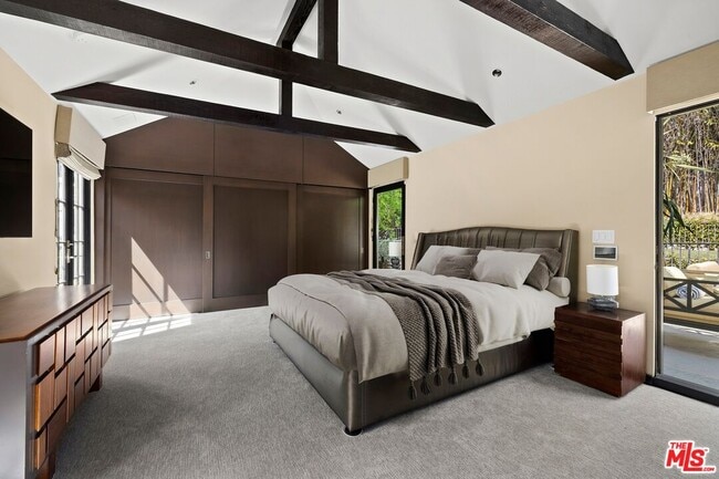 Building Photo - 3300 N Knoll Dr