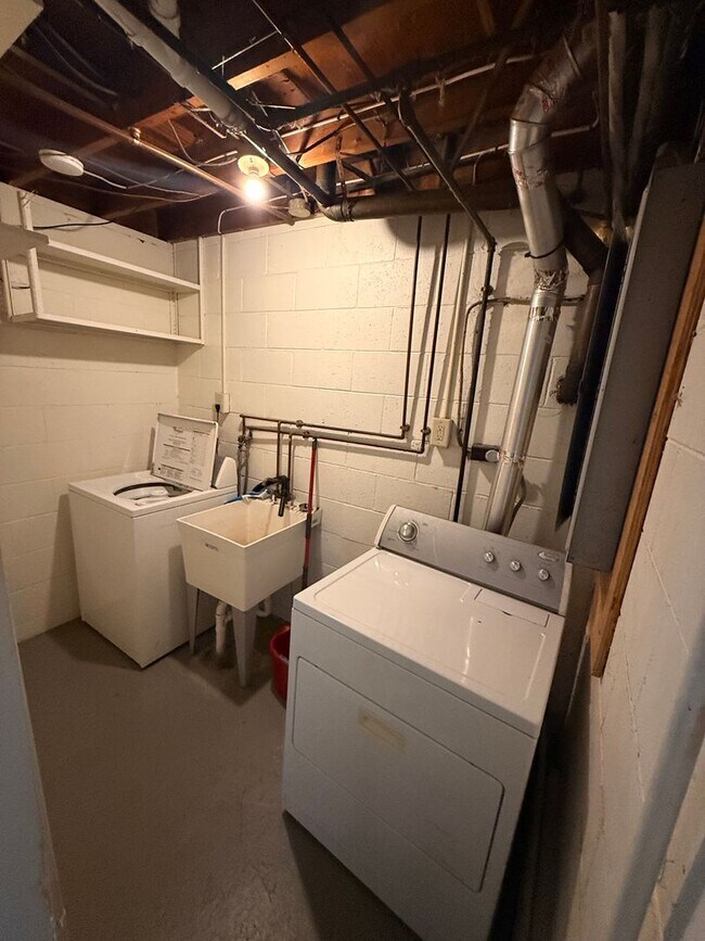 Building Photo - 2 Bedroom 1 Bathroom Apartment For Rent!
