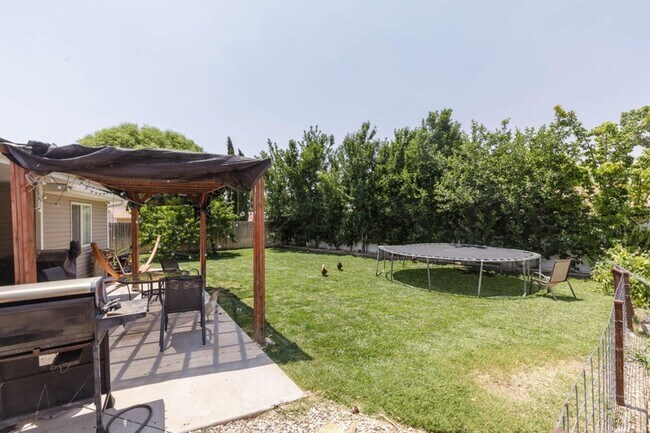 Building Photo - Charming 3 Bed, 2 Bath Home in Quiet Cul-d...