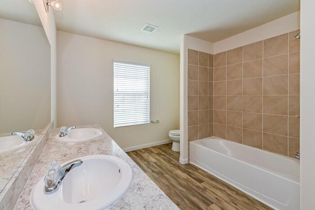 Building Photo - Loma Bella - 2706 Majestic Dr, San Antonio...