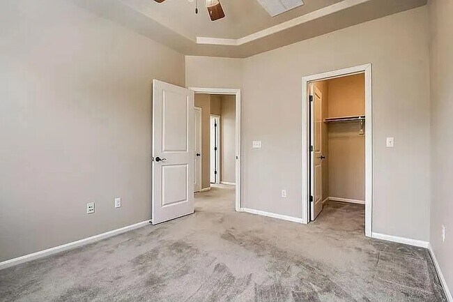 Building Photo - Beautiful 3 bedroom townhouse