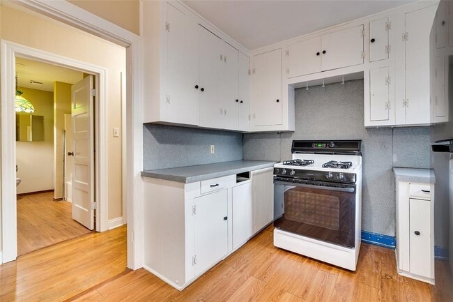 Building Photo - 1011 E 49th St