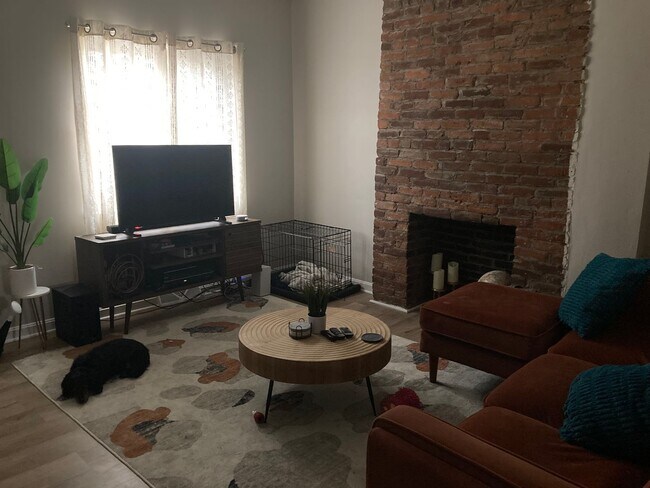 Building Photo - 2BR/1BA Townhouse in Central Northside! September 1 Move in!