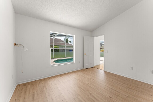 Building Photo - 3 bed with Solar heating Private Pool