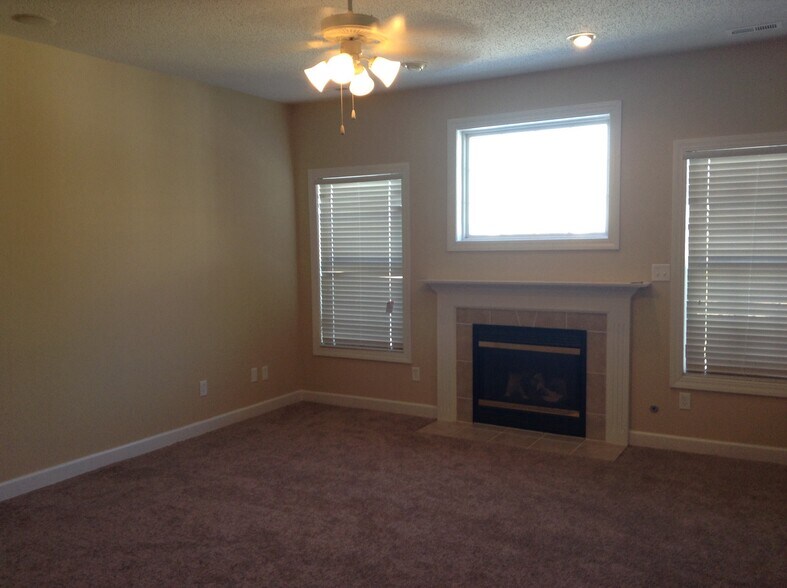 Building Photo - 9828 Rhodes Ln