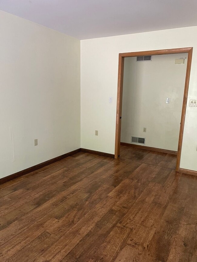 Building Photo - 3 Bedroom Home in Dauphin