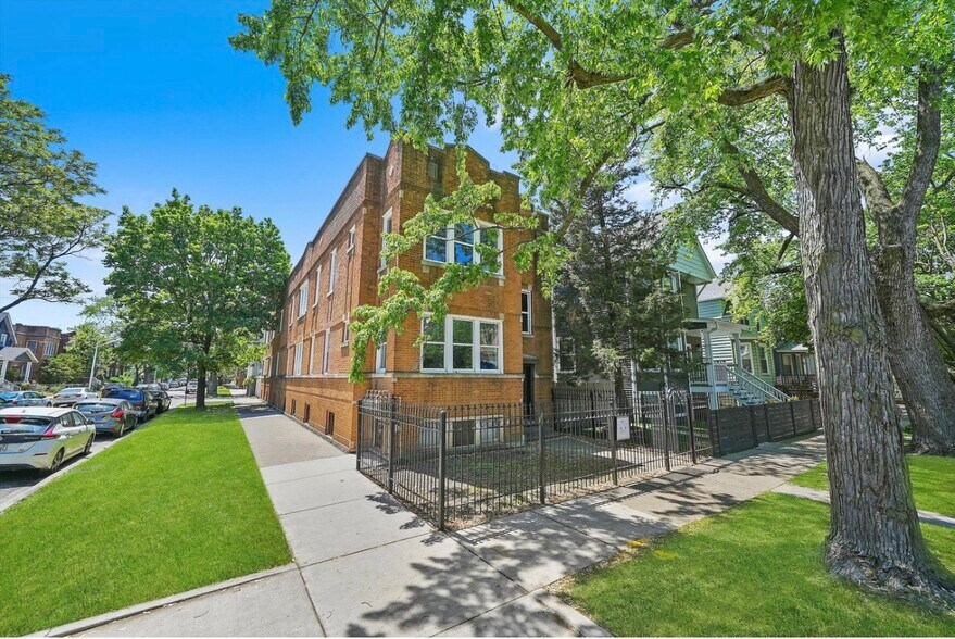 Building Photo - 3301 W Belle Plaine Ave
