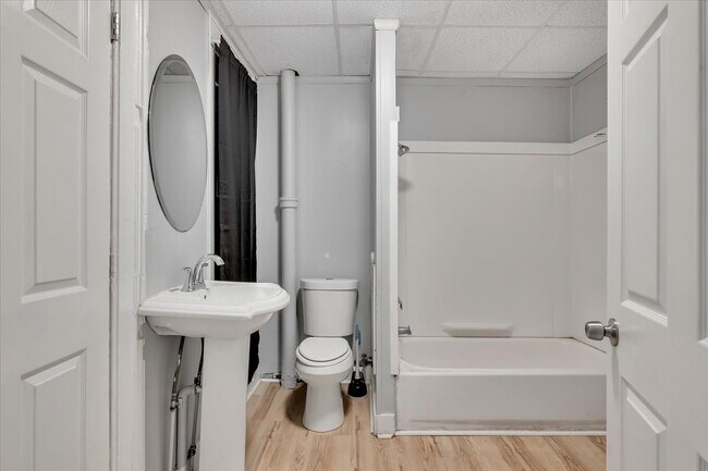 Building Photo - "Spacious 3-Bedroom Gem at 57 1/2 Saratoga...