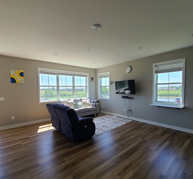 Building Photo - Beautiful 4bed 3.5bath End Unit Townhome With Walk-Out Basement!