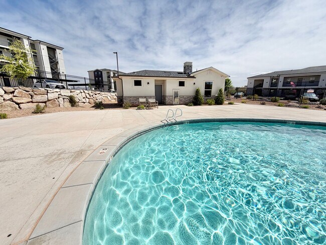 Building Photo - 2 Bed Lone Rock Condo!