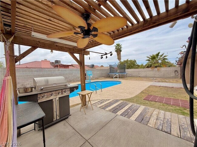 Building Photo - 6251 Desert Sun Dr