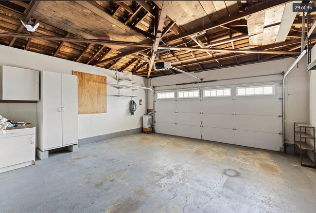 Building Photo - Light and Bright 3 Bedroom/ 2 Bath Home on...