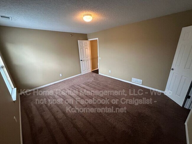 Building Photo - 9305 N Charlotte Ct