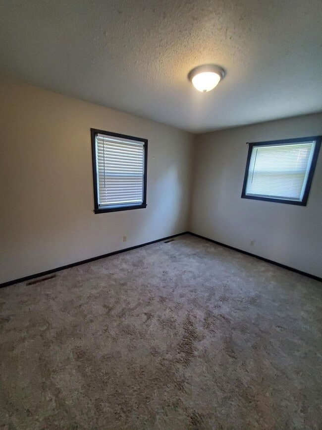 Building Photo - large free standing home Just S. of 13th a...