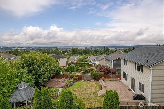 Building Photo - Beautiful Craftsman Marysville!