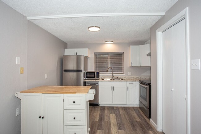 Primary Photo - 2 Bed 1 Bath On Bus Route - Heat Included