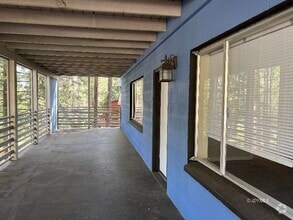 Building Photo - Walk to town 1 Bedroom Apartment