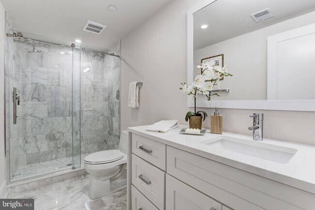 Building Photo - 525 Park Rd NW