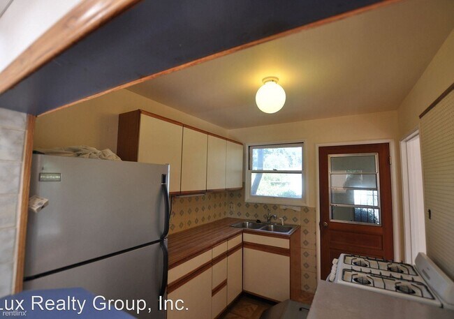 Building Photo - 547 Runnymede St