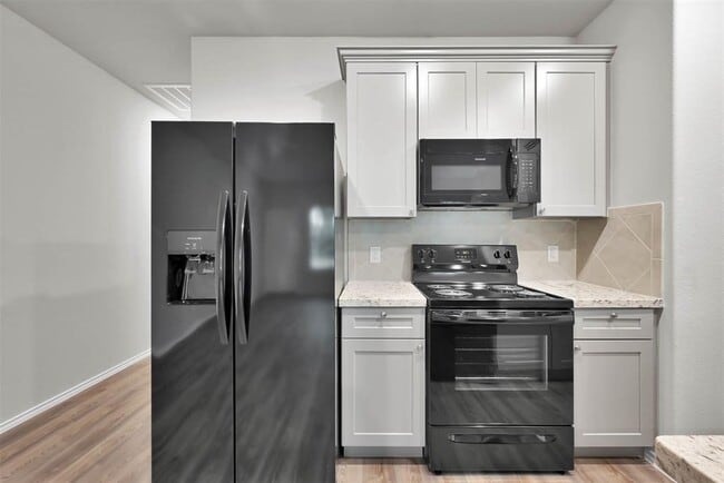 Building Photo - 419 E Avenue G