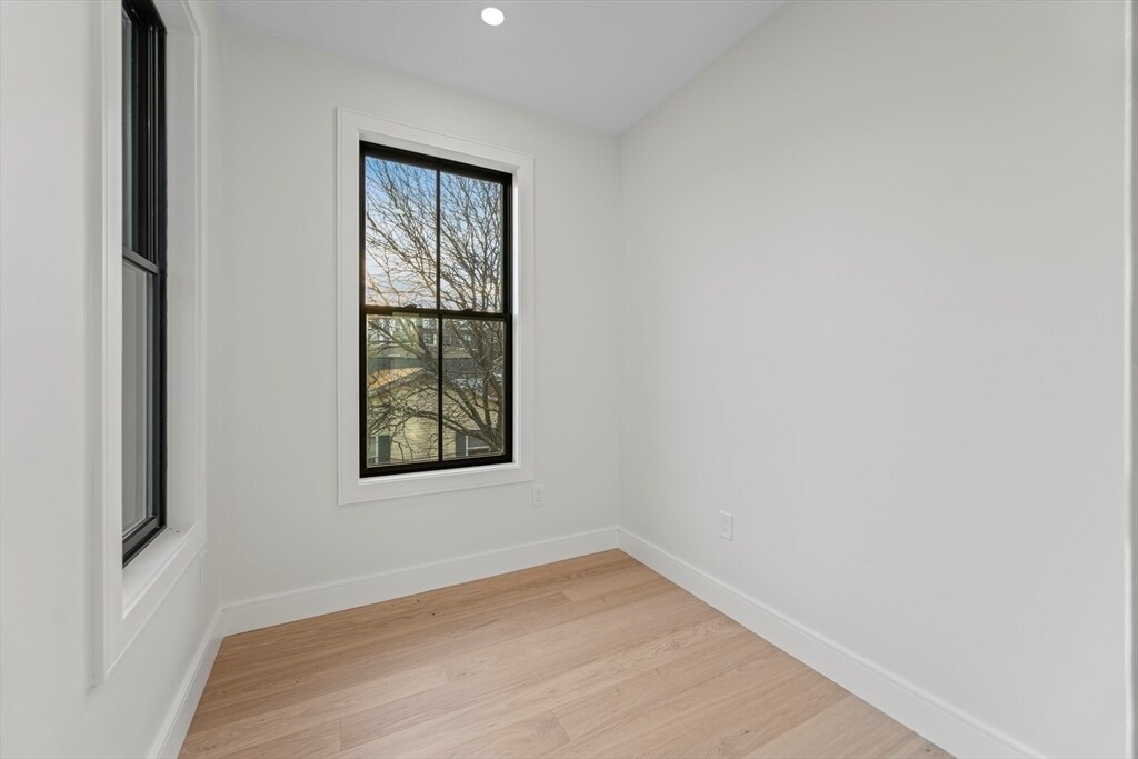 Building Photo - 224 W 9th St