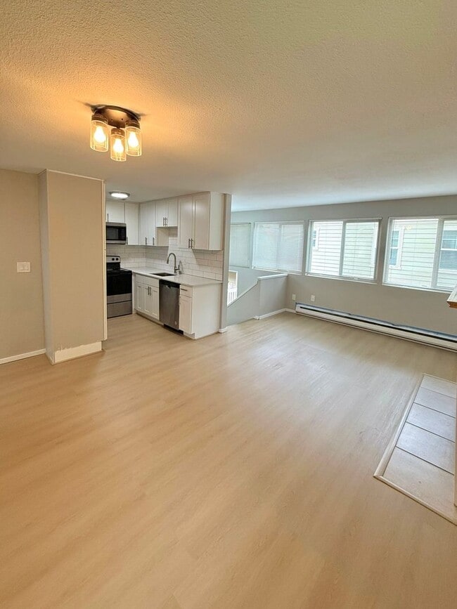 Building Photo - 4-Bedroom North Green Lake Townhouse-Style...