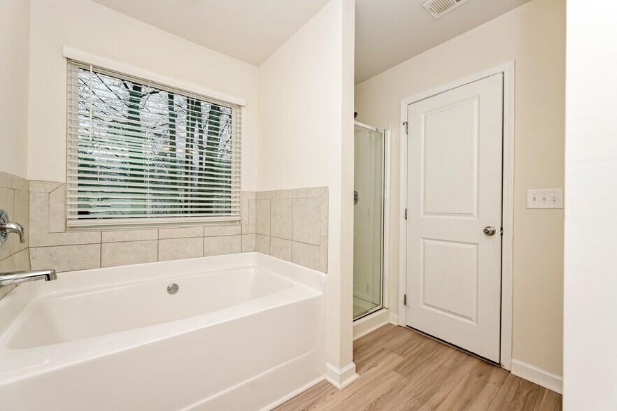 Building Photo - 3577 Saratoga Cir