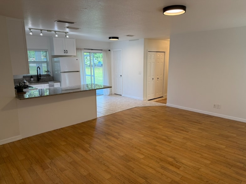 Building Photo - 2370 Lakeview Dr