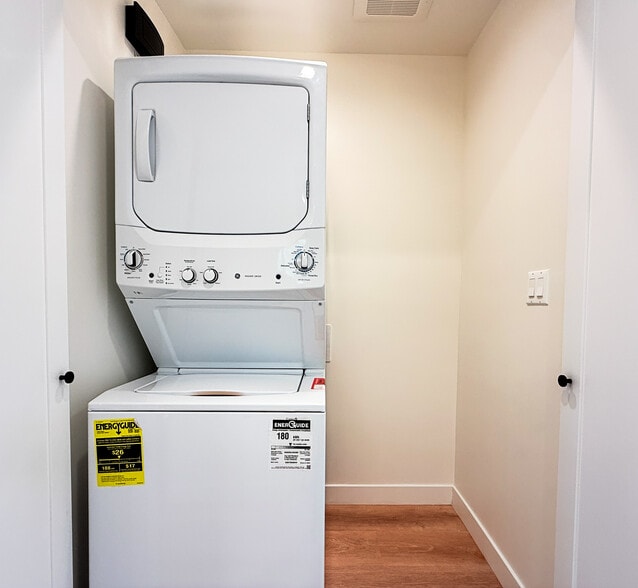 Building Photo - 546 W Ash Ave