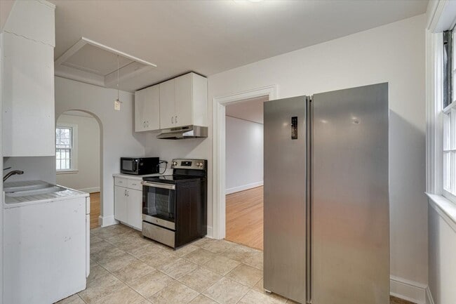 Building Photo - Charming East Ridge Rental – Spacious Yard, Updated Features & Pet-Friendly Living!