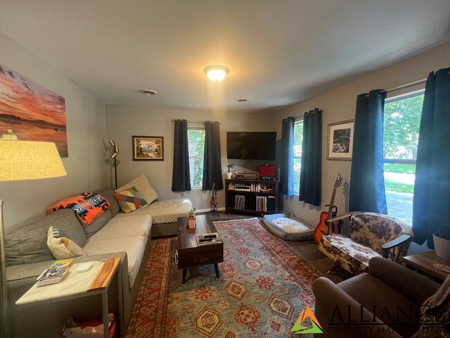 Building Photo - 530 Bluemont Ave