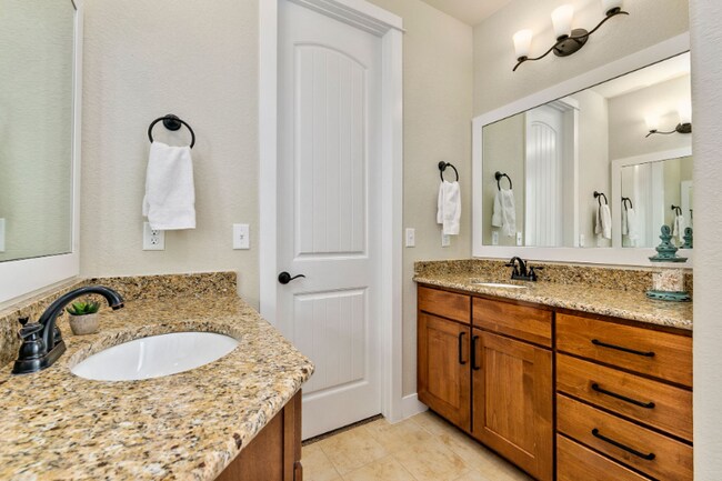 Building Photo - 1061 Mount Columbia Dr