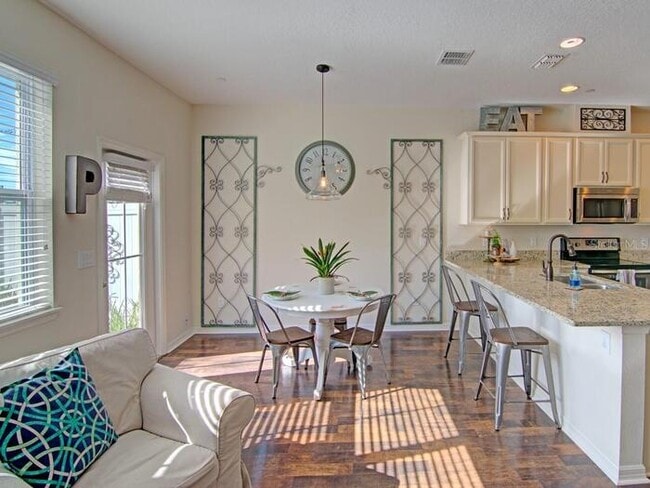 Building Photo - Gorgeous 3 bedroom, 2½ bath, 2 STORY townhome